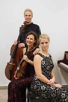 Sandrine, Rémi et Pierre jouant le Dumky